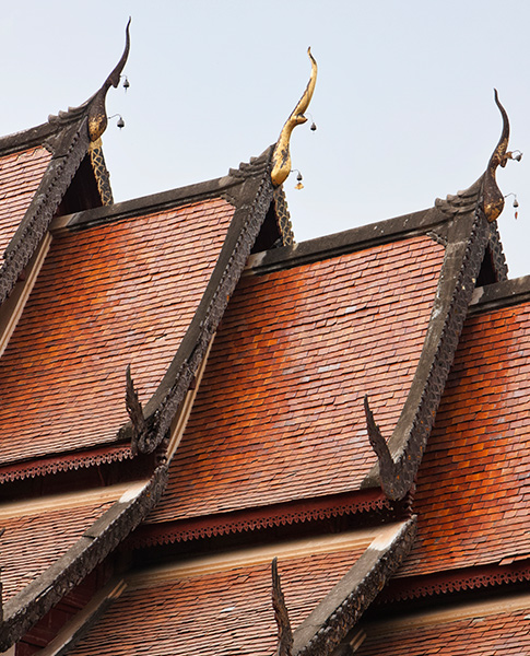Seamless gutter on house edge